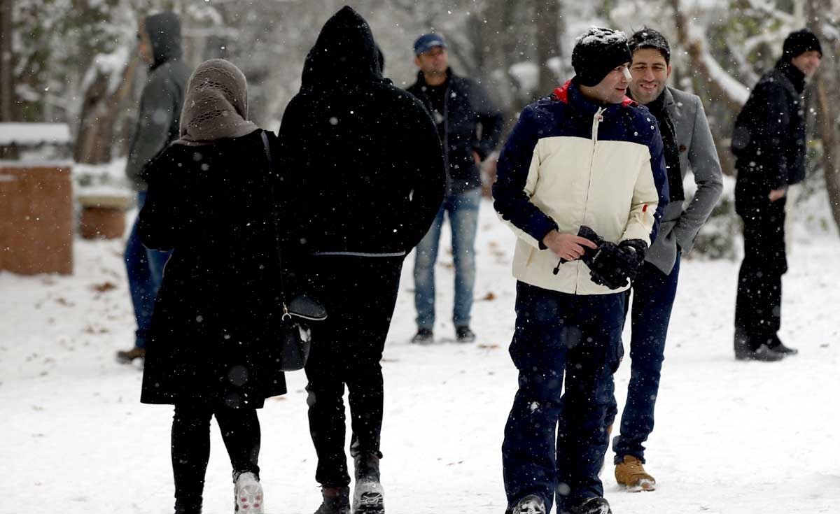 تصاویر برف بازی تهرانی‌ها در پارک قیطریه