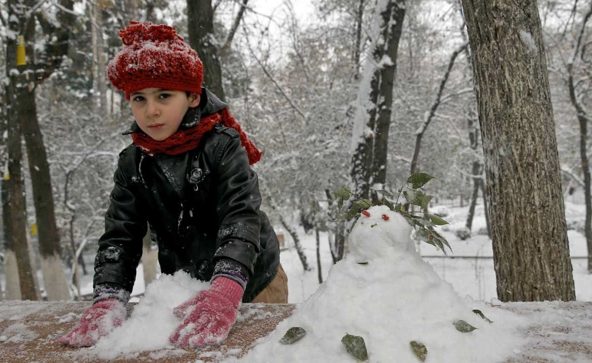 تصاویر برف بازی تهرانی‌ها در پارک قیطریه
