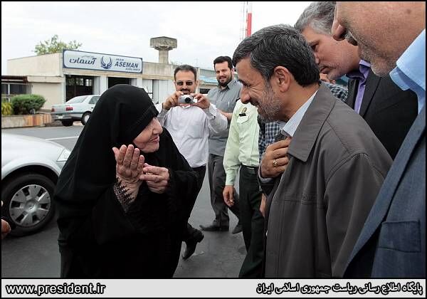 بوسه بر سر احمدی نژاد/تصاویر