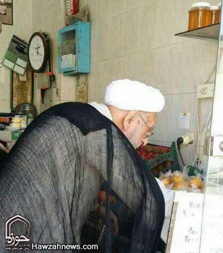 آیت‌الله‌امینی درحال خریدمیوه/عکس
