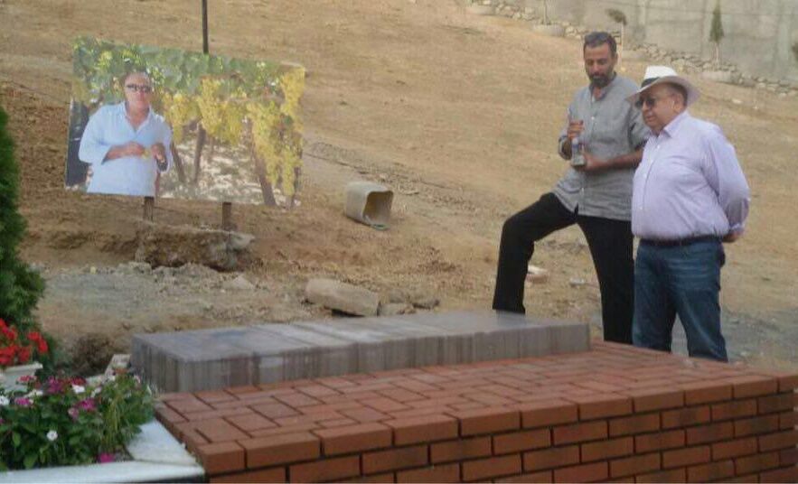 نصب سنگ‎ مزار کیارستمی/عکس
