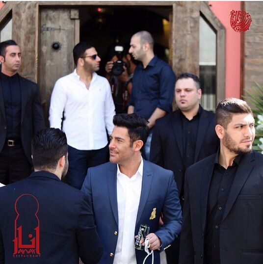 گلزار در کنار بادیگاردهایش/ عکس