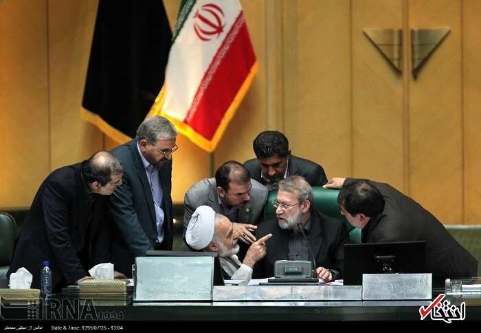 لاریجانی در محاصره نگاه‌ ها!/عکس