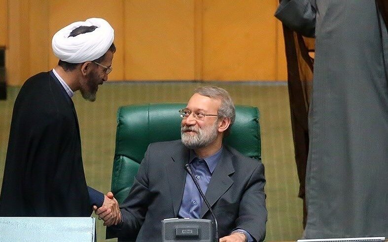 لاریجانی در میان حلقه تبریک نمایندگان
