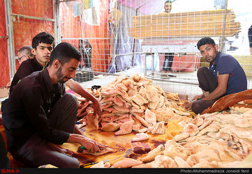 آماد سازی غذای زائرین اربعین در کربلا/تصاویر