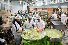 تصاویر آماده‌سازی غذای‌متبرک درحرم رضوی‎