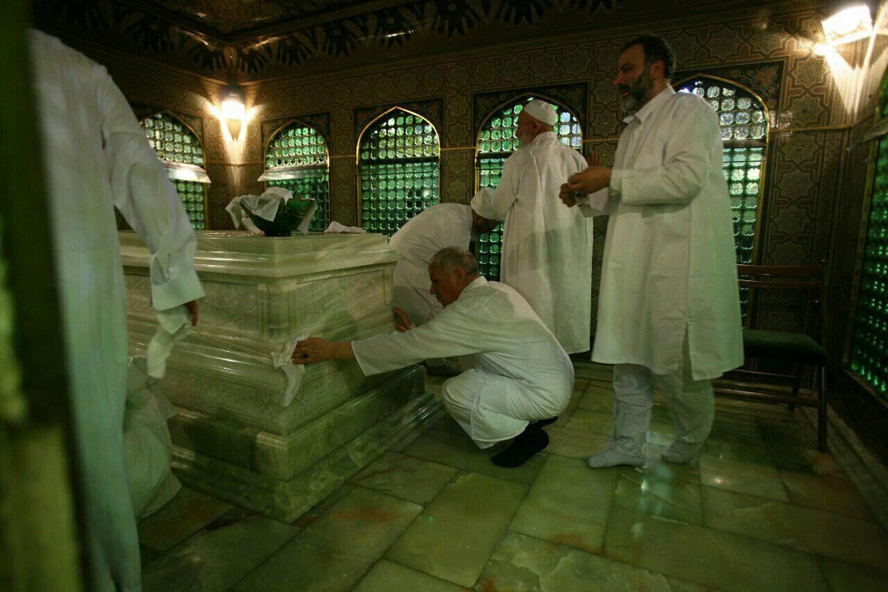 آیت‌الله هاشمی در حرم رضوی/عکس
