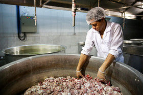 تصاویر آماده‌سازی غذای‌متبرک درحرم رضوی‎