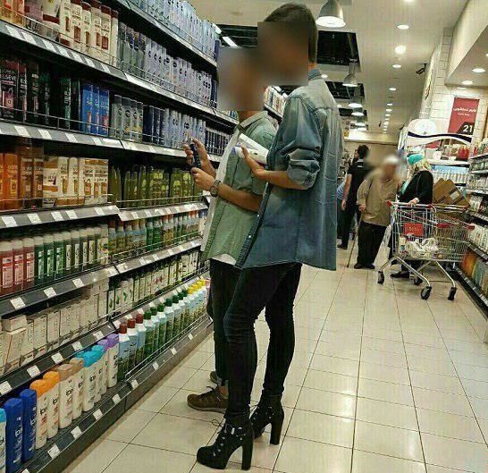 پسر ایرانی با کفش پاشنه‌بلند!عکس