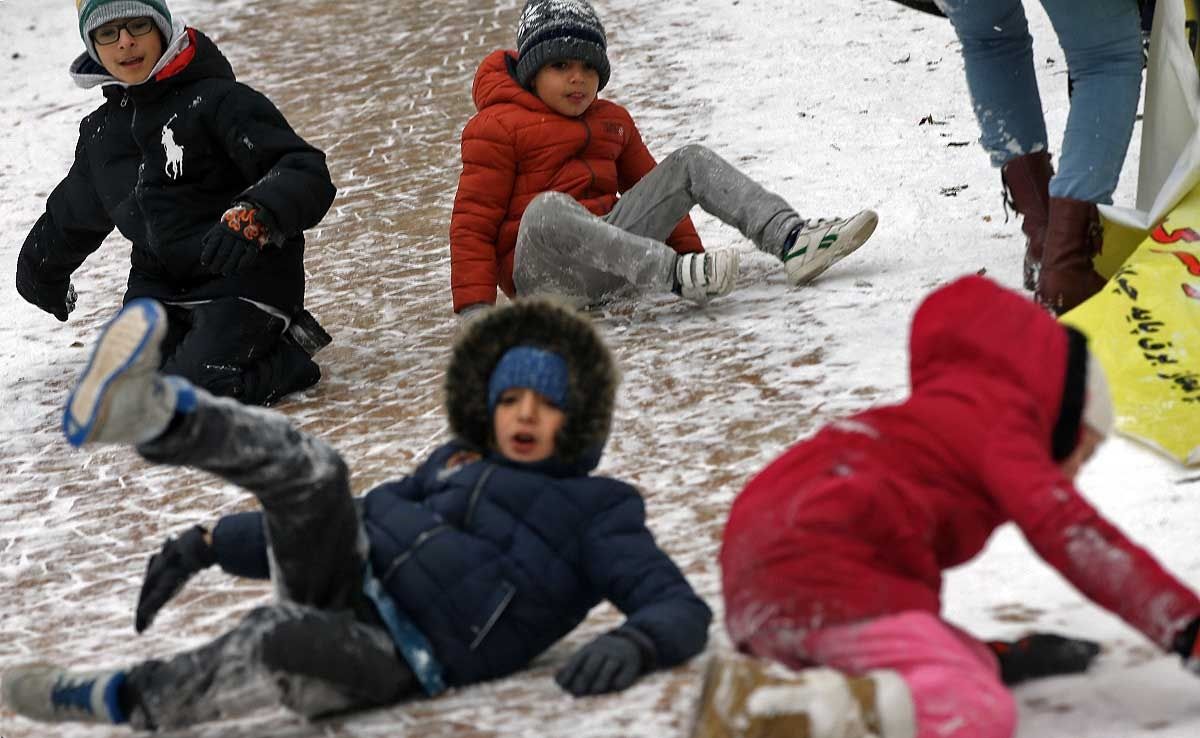 تصاویر برف بازی تهرانی‌ها در پارک قیطریه