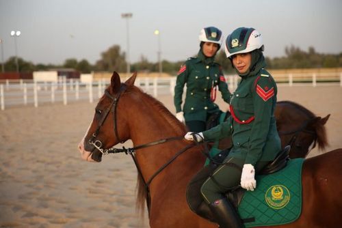 تصاویر زنان پلیس اسب اسوار