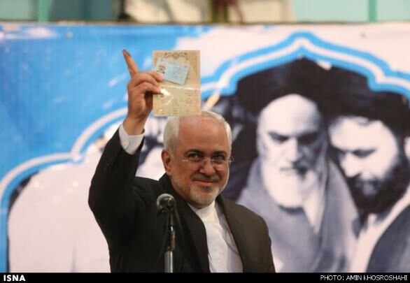 انگشت ظریف بعد از رای دادن /عکس