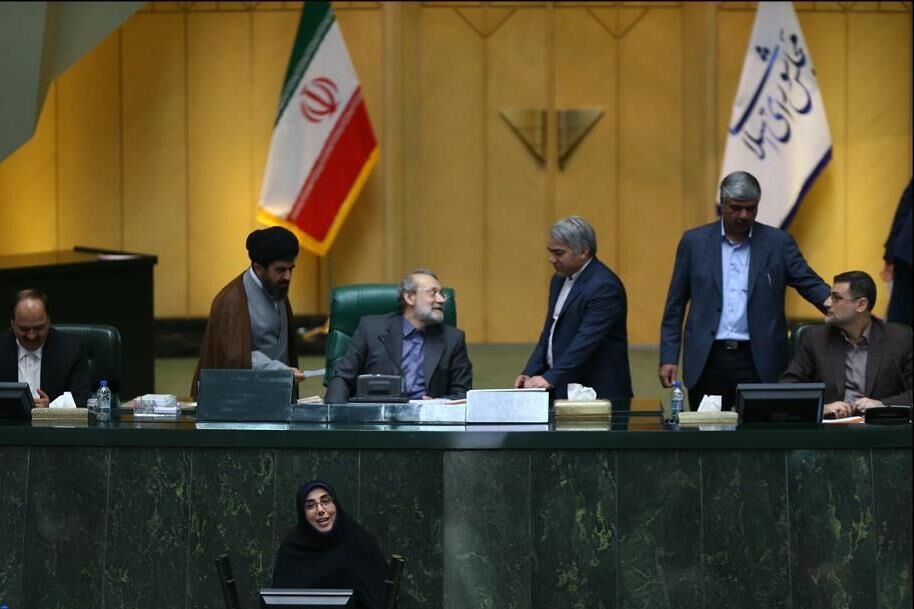 لاریجانی در میان حلقه تبریک نمایندگان