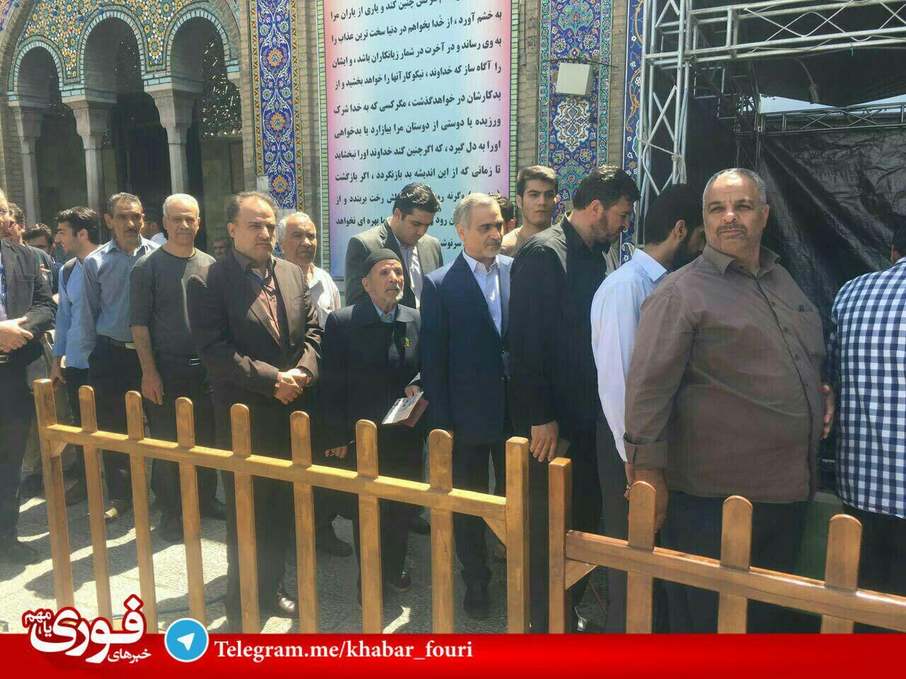 حسین فریدون در صف رای‌دهندگان/عکس