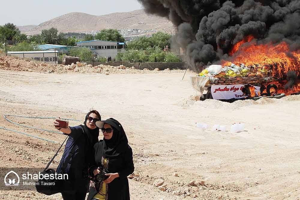 سلفی2خبرنگار با موادمخدر شعله‌ور/عکس