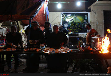 آماد سازی غذای زائرین اربعین در کربلا/تصاویر