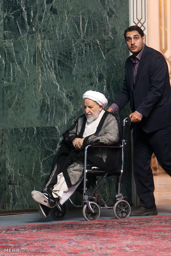 آیت‌الله یزدی بر روی ویلچر /عگس