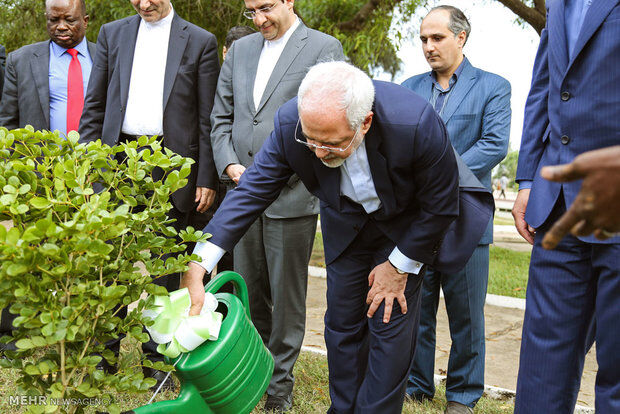 بازدید ظریف از آرامگاه قوام‌نکرومه