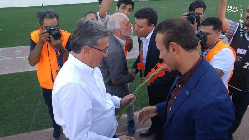 خوش و بش برانکو با گل محمدی/عکس