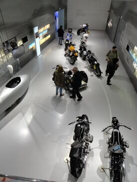 درپارکینگBMWچه‌خبراست؟/عکس