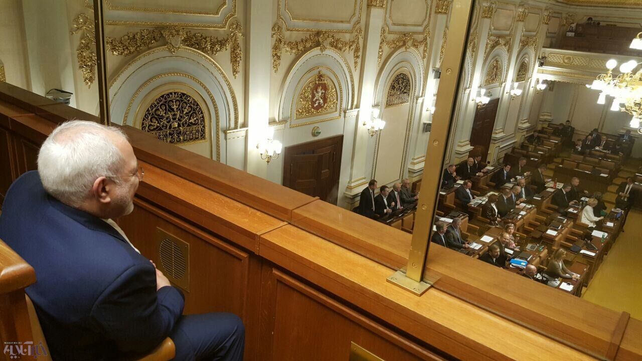 تشویق ظریف دقایقی در پارلمان چک/ عکس