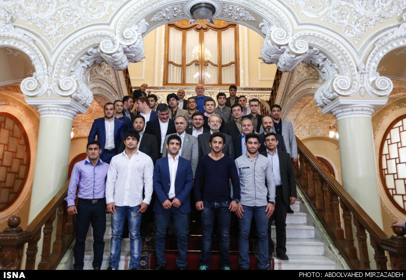 عکس یادگاری لاریجانی با کشتی گیران