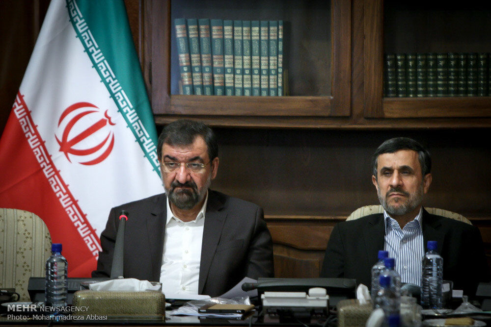 اخم احمدی‌نژاد در جلسه مجمع /عکس