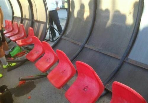 نیمکت شکسته پرسپولیسی‌ها/عکس
