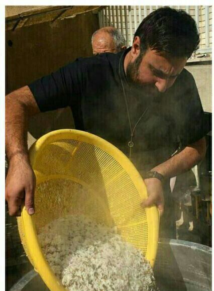 خواننده پاپ در حال پخت غذا/عکس