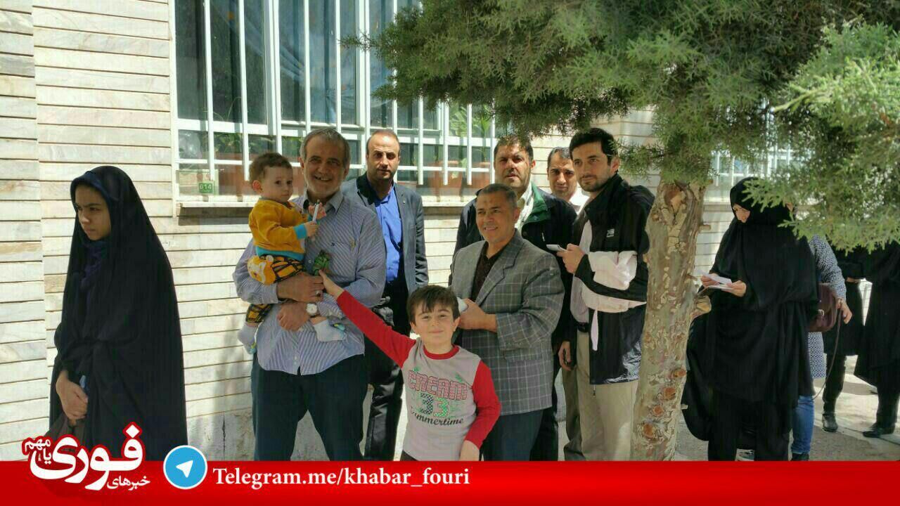 انتظار پزشکیان در صف رای/عکس