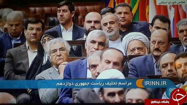 باقری در حال دید زدن گوشی علی پروین/عکس