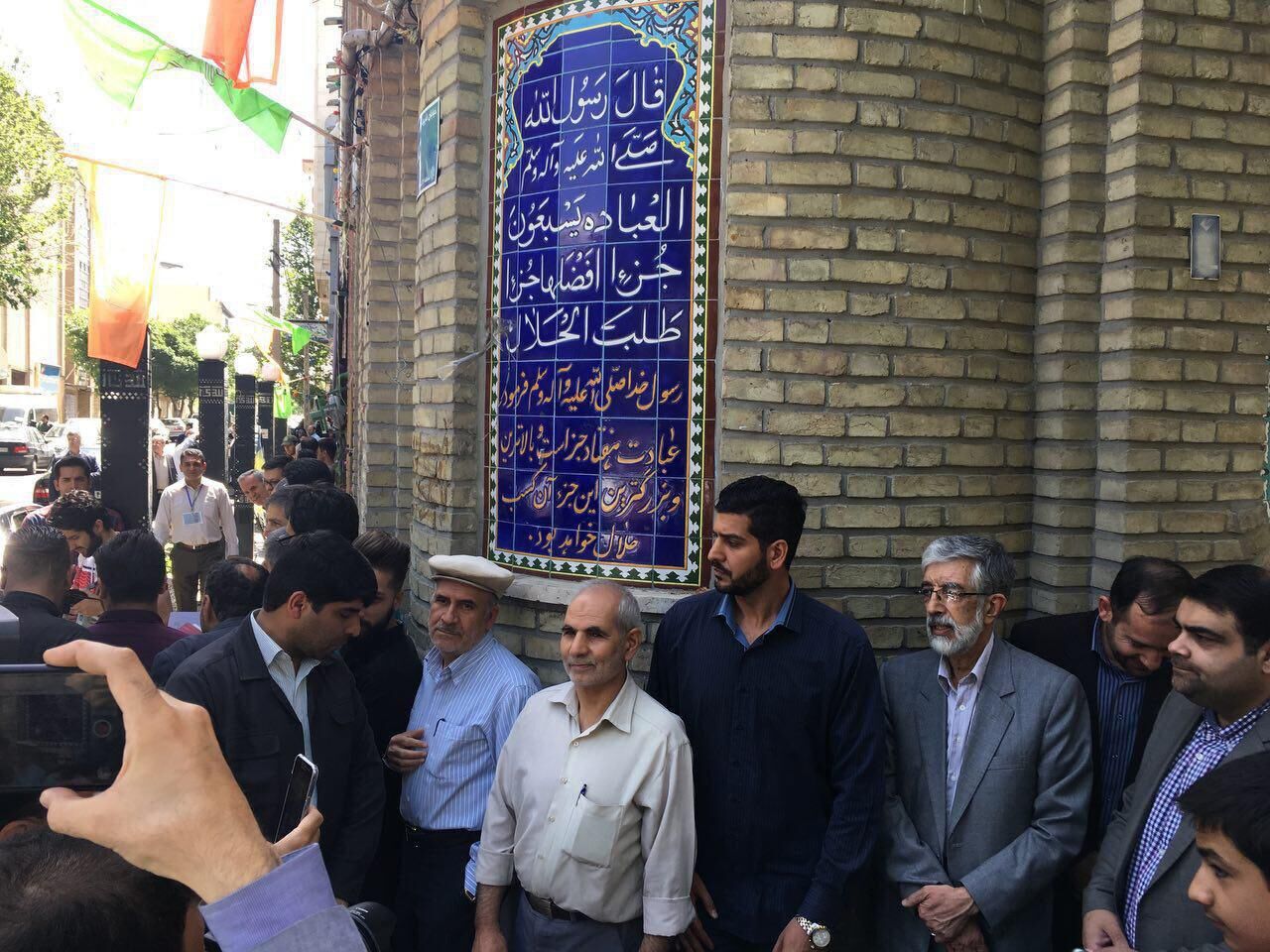 حداد عادل در صف رای گیری/عکس