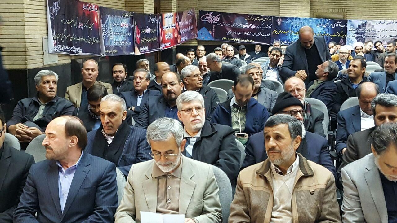 احمدی‌نژاد و آقای کاندیدای احتمالی در مراسم ختم/عکس