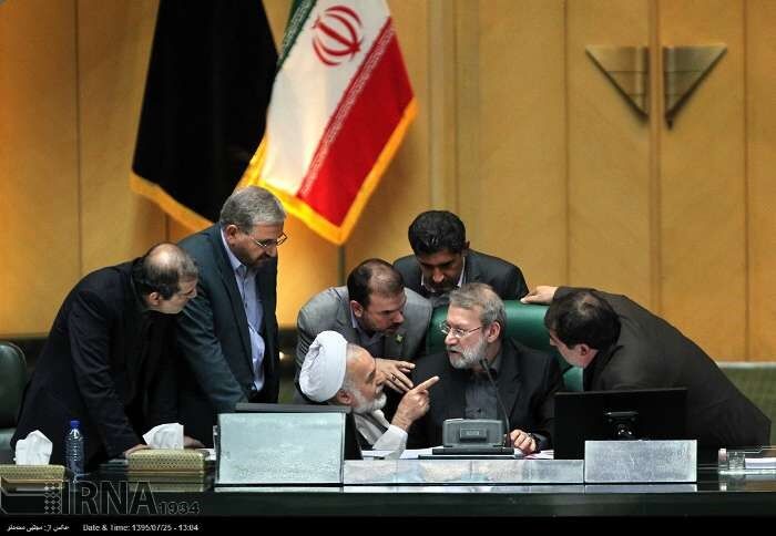 لاریجانی درمحاصره نگاه‌ها/عکس