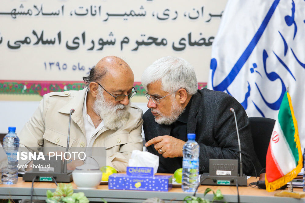 گفتگوی درگوشی عارف و چمران/عکس