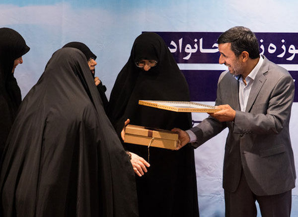 تقدیر احمدی‎نژاد از همسرش/ تصاویر