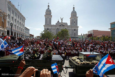 استقبال اهالی سانتیاگو از خاکستر کاسترو/تصاویر