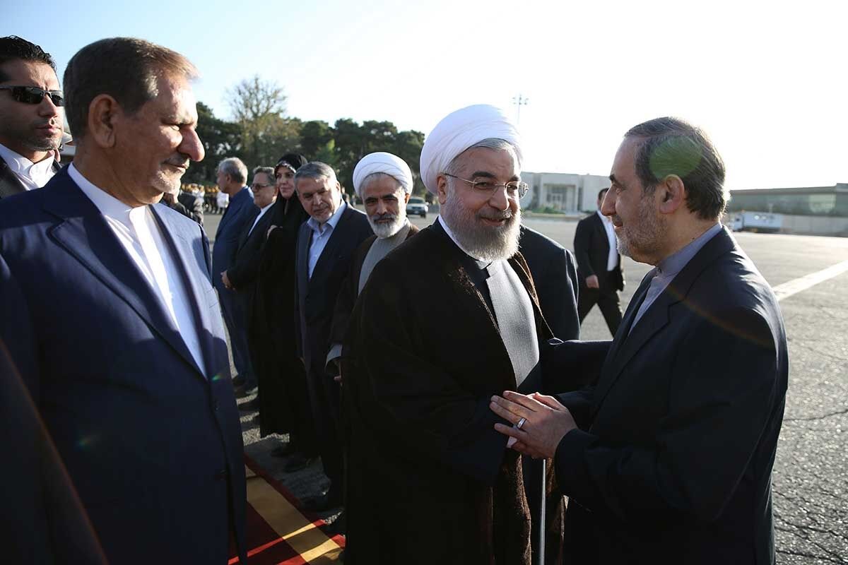 بدرقه روحانی در فرودگاه/تصاویر
