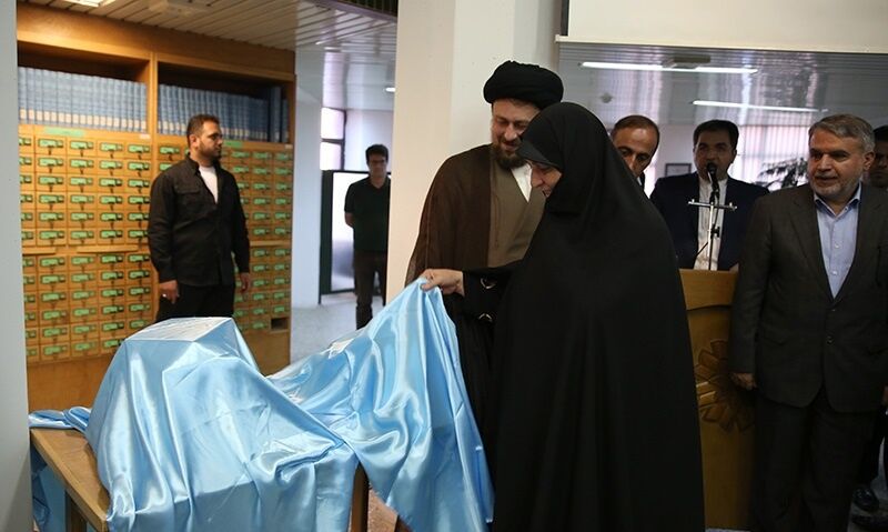 تصویری‌ازسیدحسن‌خمینی‌درکنارمادرش