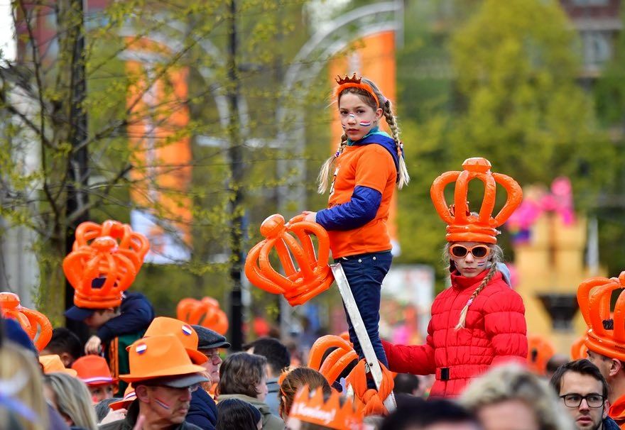 جشن خیابانی هلندی‌ها در تولد پادشاه/تصاویر
