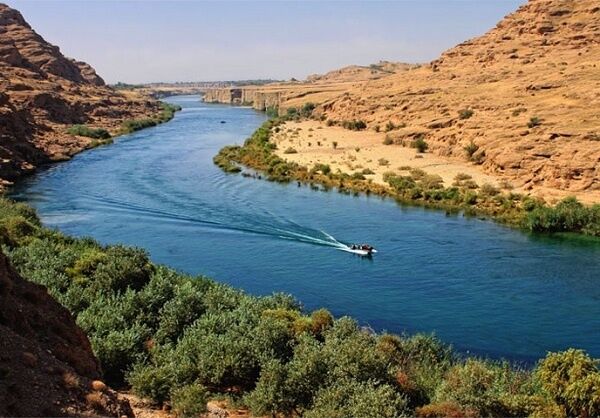 رودخانه زیبایی که گردشگران را بلعید/عکس