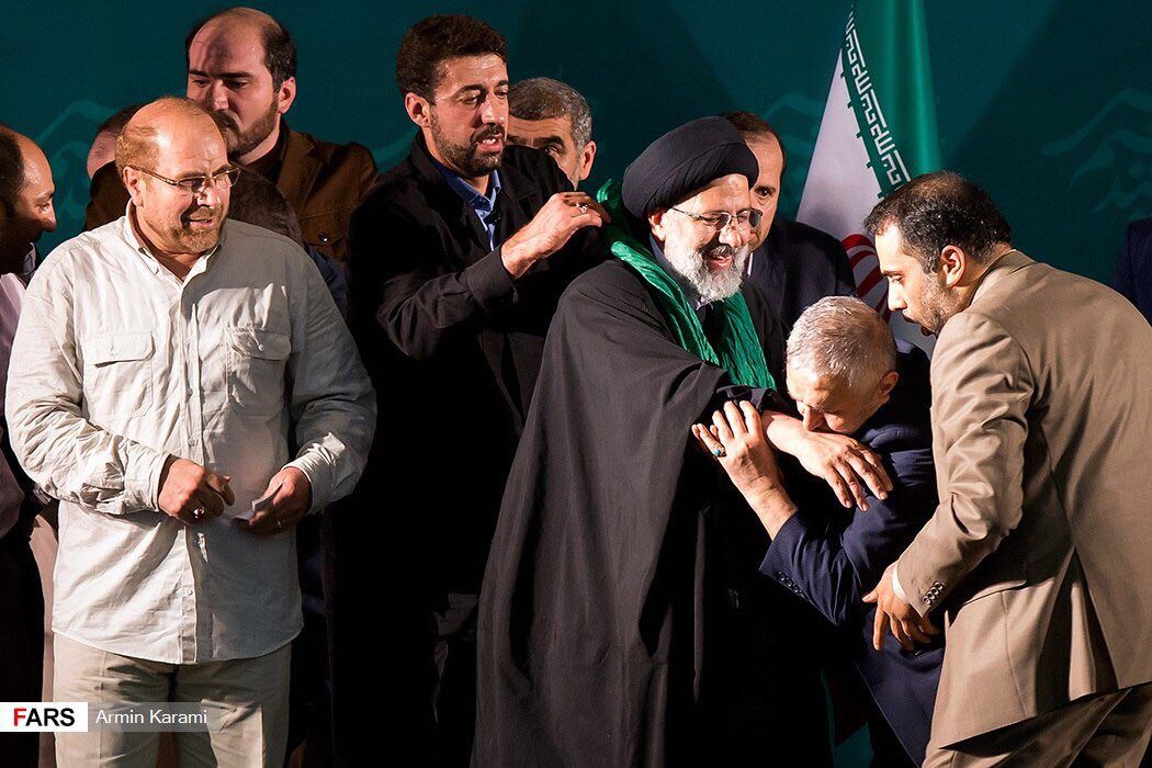 منصور ارضی دست رییسی را بوسید /عکس
