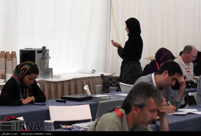 نماز خانم خبرنگار در وین/عکس