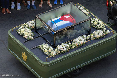 استقبال اهالی سانتیاگو از خاکستر کاسترو/تصاویر