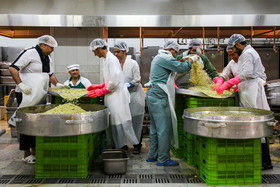 تصاویر آماده‌سازی غذای‌متبرک درحرم رضوی‎