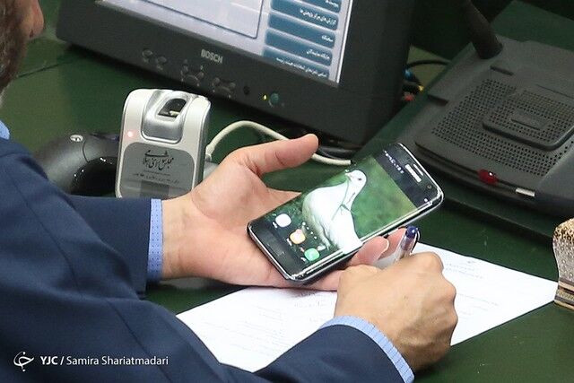 عکس پس‌زمینه متفاوت موبایل یک نماینده