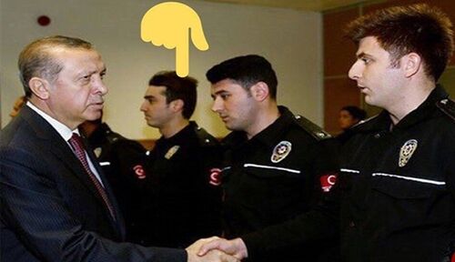 عکس قاتل سفیر روسیه با اردوغان