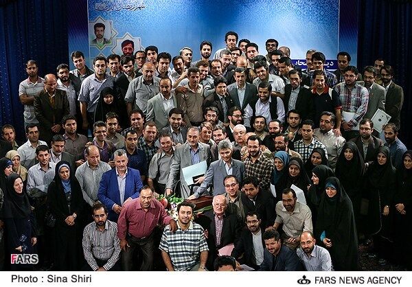 عکس یادگاری خبرنگاران با احمدی‌نژاد/عکس