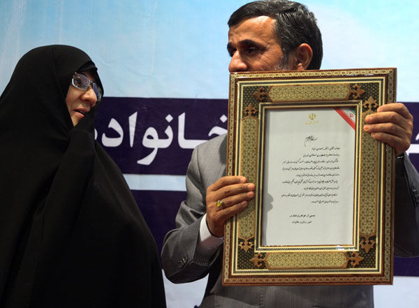 تقدیر احمدی‎نژاد از همسرش/ تصاویر