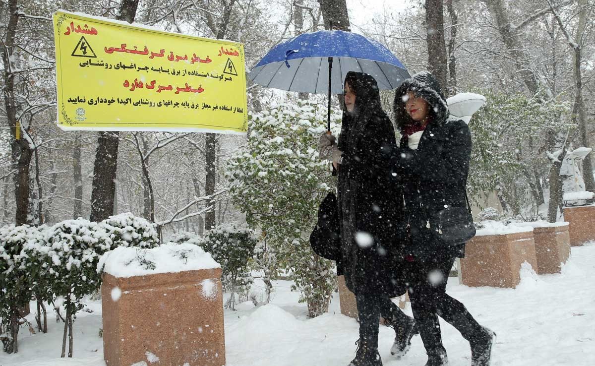 تصاویر برف بازی تهرانی‌ها در پارک قیطریه